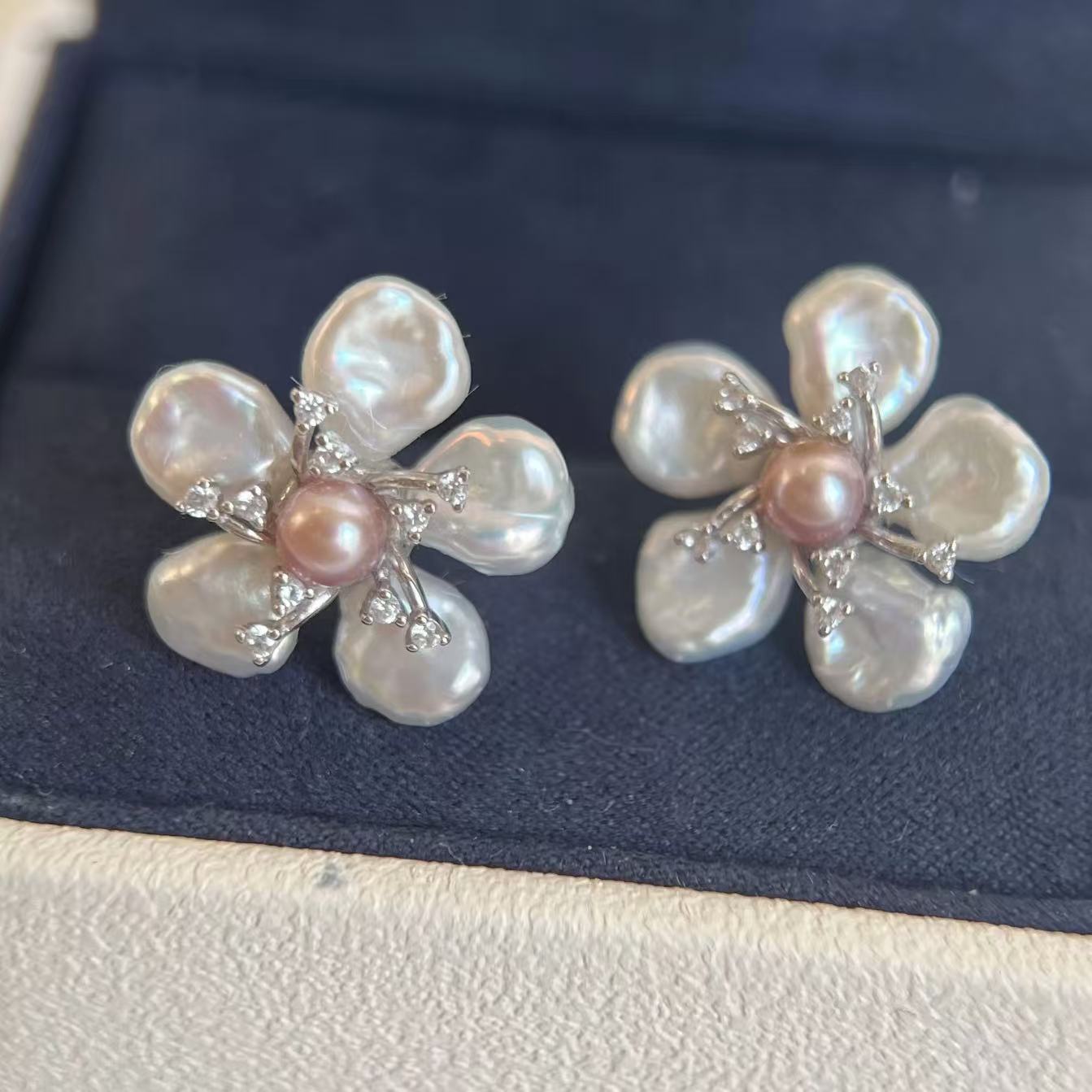 Natural freshwater pearl baroque flower-shaped earrings